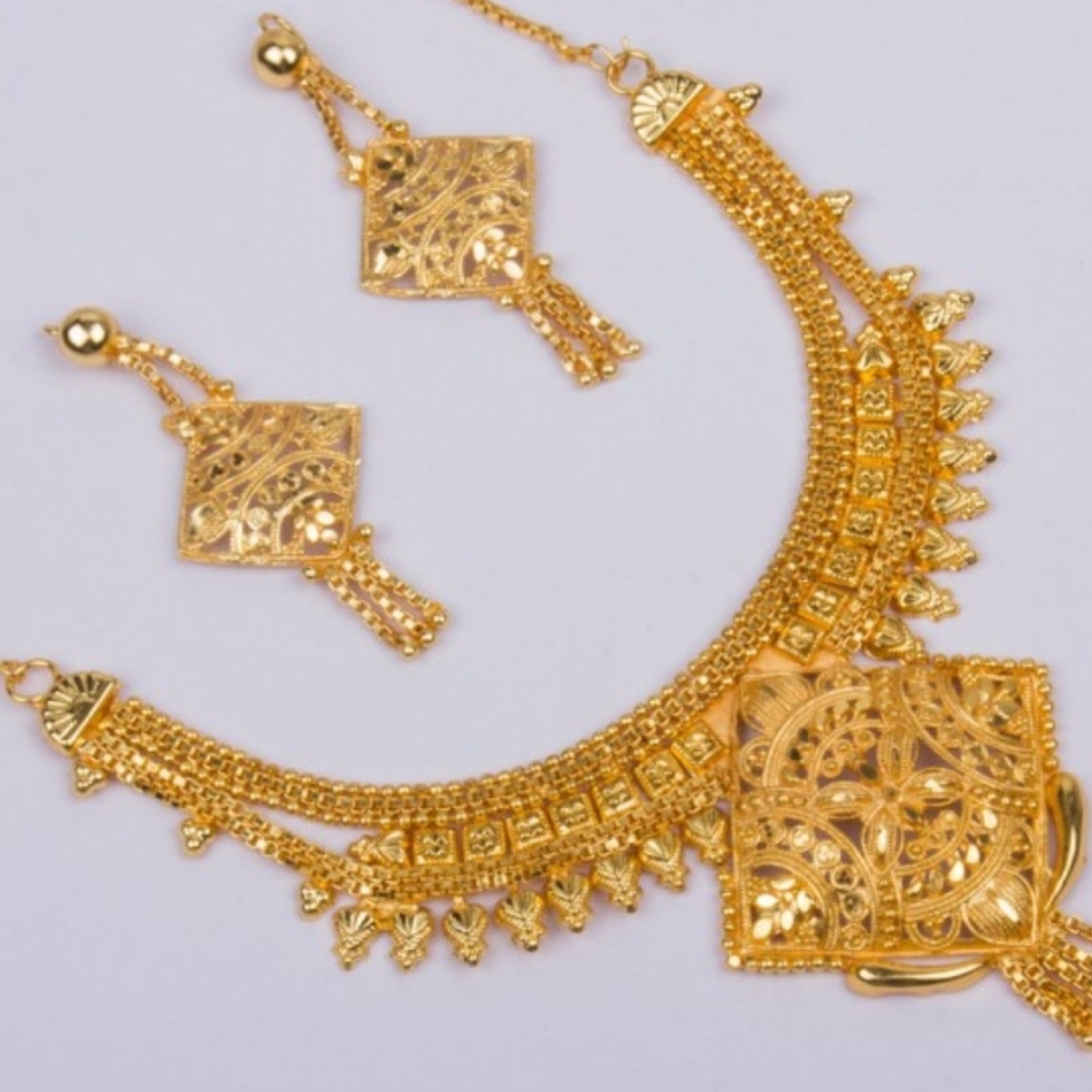 Gold necklace and earrings set
